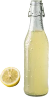 1瓶柠檬水和一半柠檬